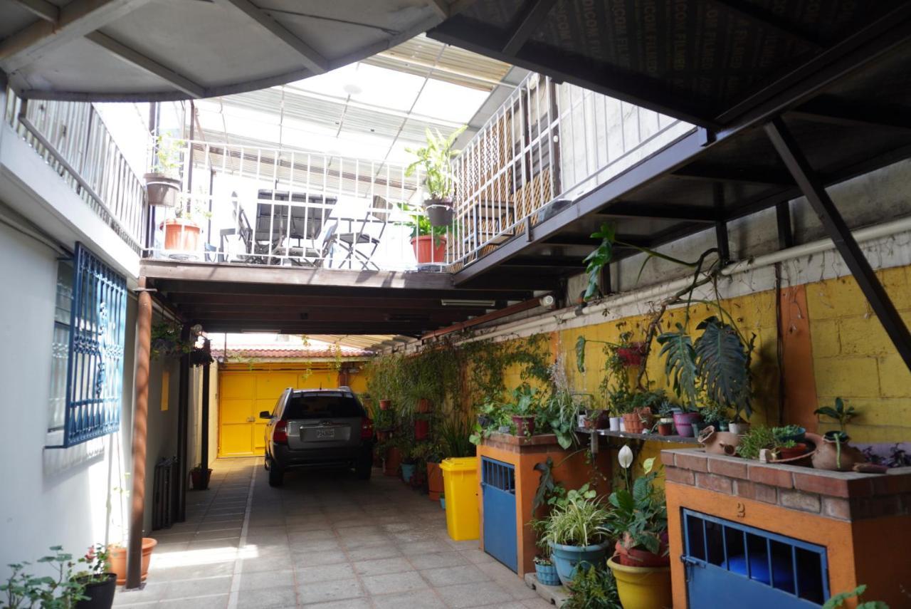 Hostal Guatefriends Guatemala City Exterior photo