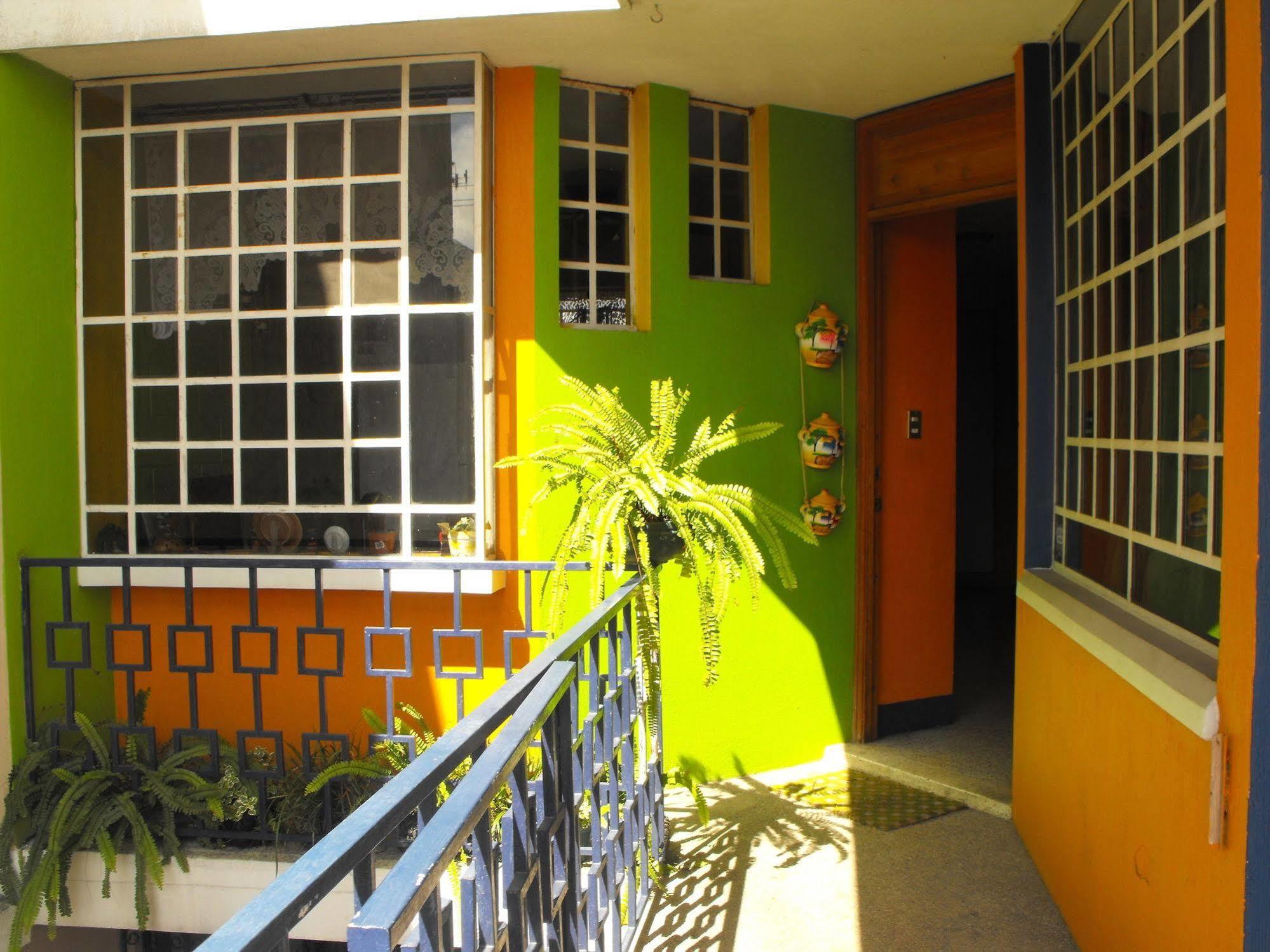 Hostal Guatefriends Guatemala City Exterior photo